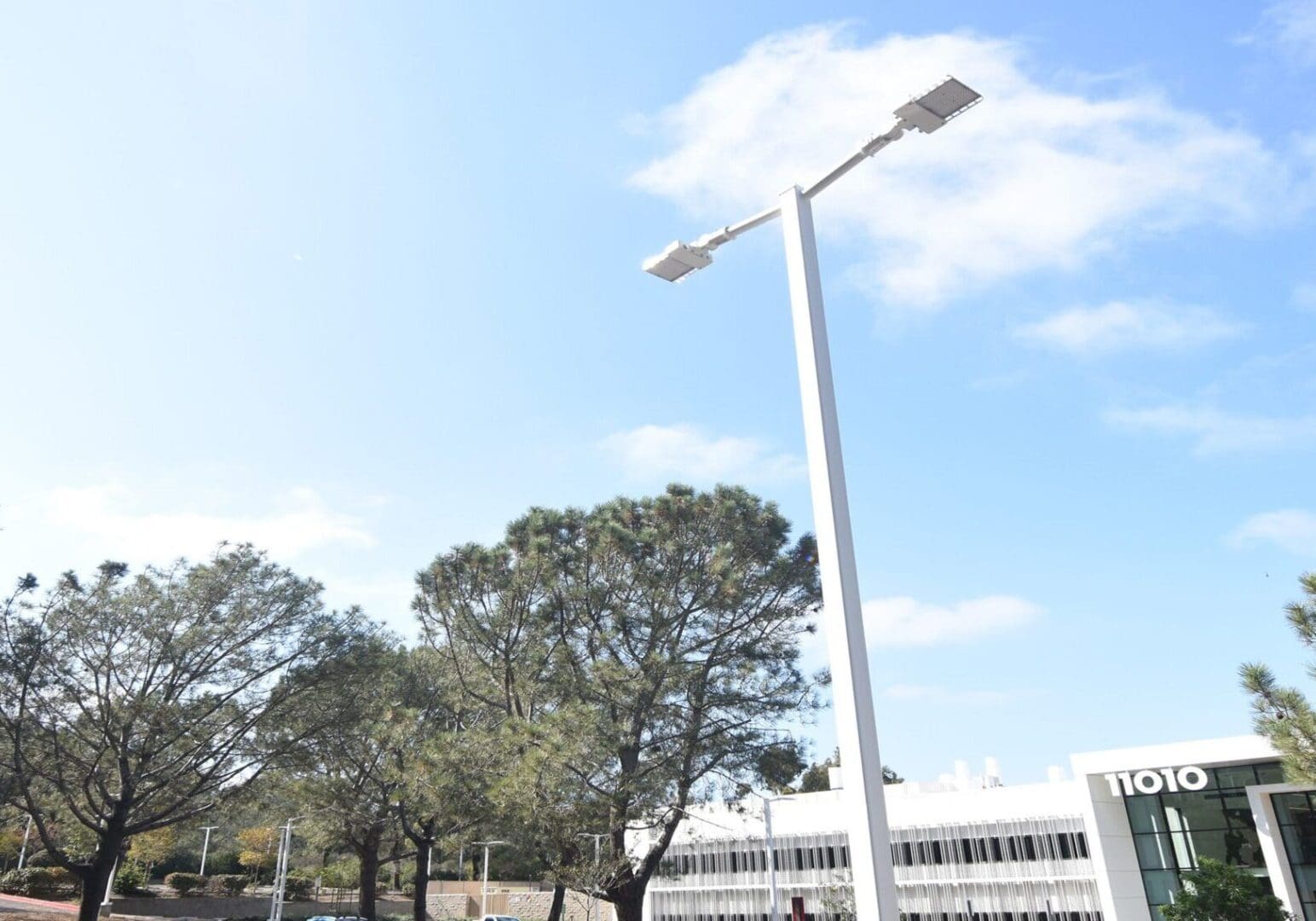 A street light with trees in the background